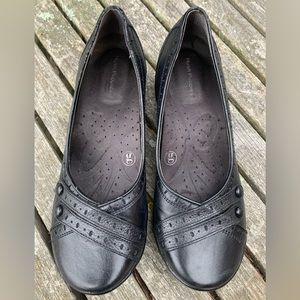 Hush Puppies Black Leather Flat Burlesque. Size 7.5 USA